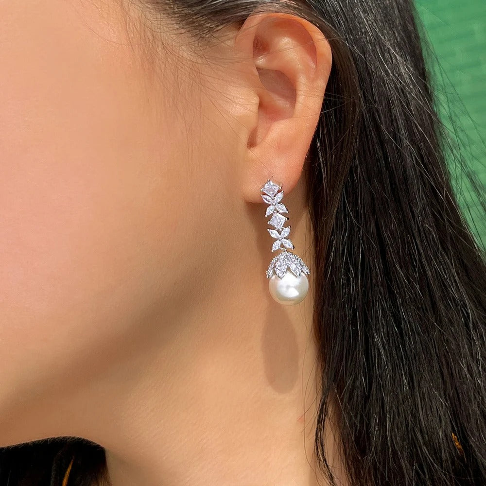 CWWZircons Elegant White Cubic Zirconia Leaf Shape Long Dangle Drop Pearl Earring for Women Festive Bridal Wedding Pageant CZ773