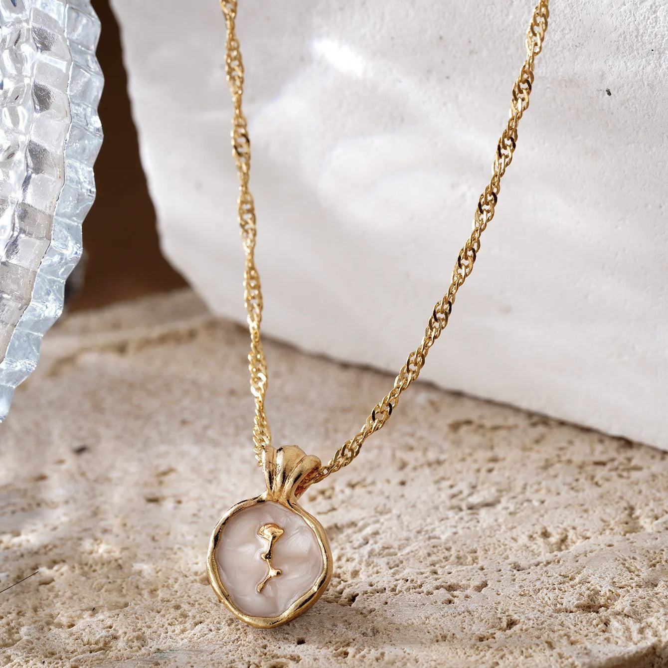 French Retro Gold Color Rose Necklace Fashion Metal Circle Pendant Clavicle Chain Necklace For Women Elegant Jewelry