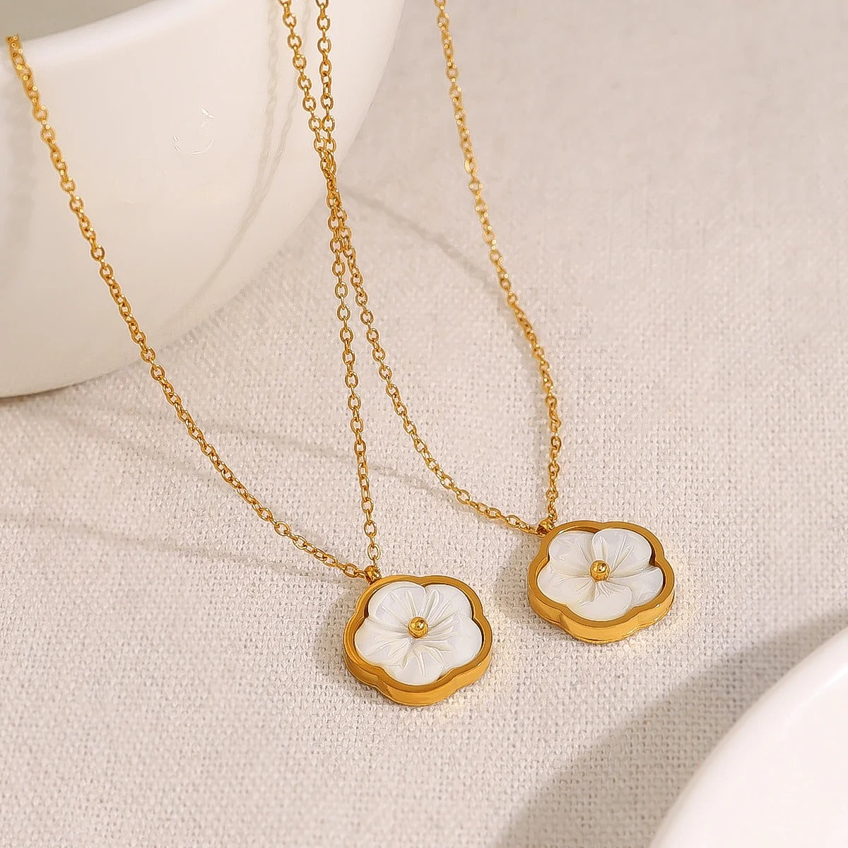 WILD & FREE White Shell Flower Stainless Steel Pendant Necklace for Women Exquisite Chic 18K Gold Plated Trendy Jewelry
