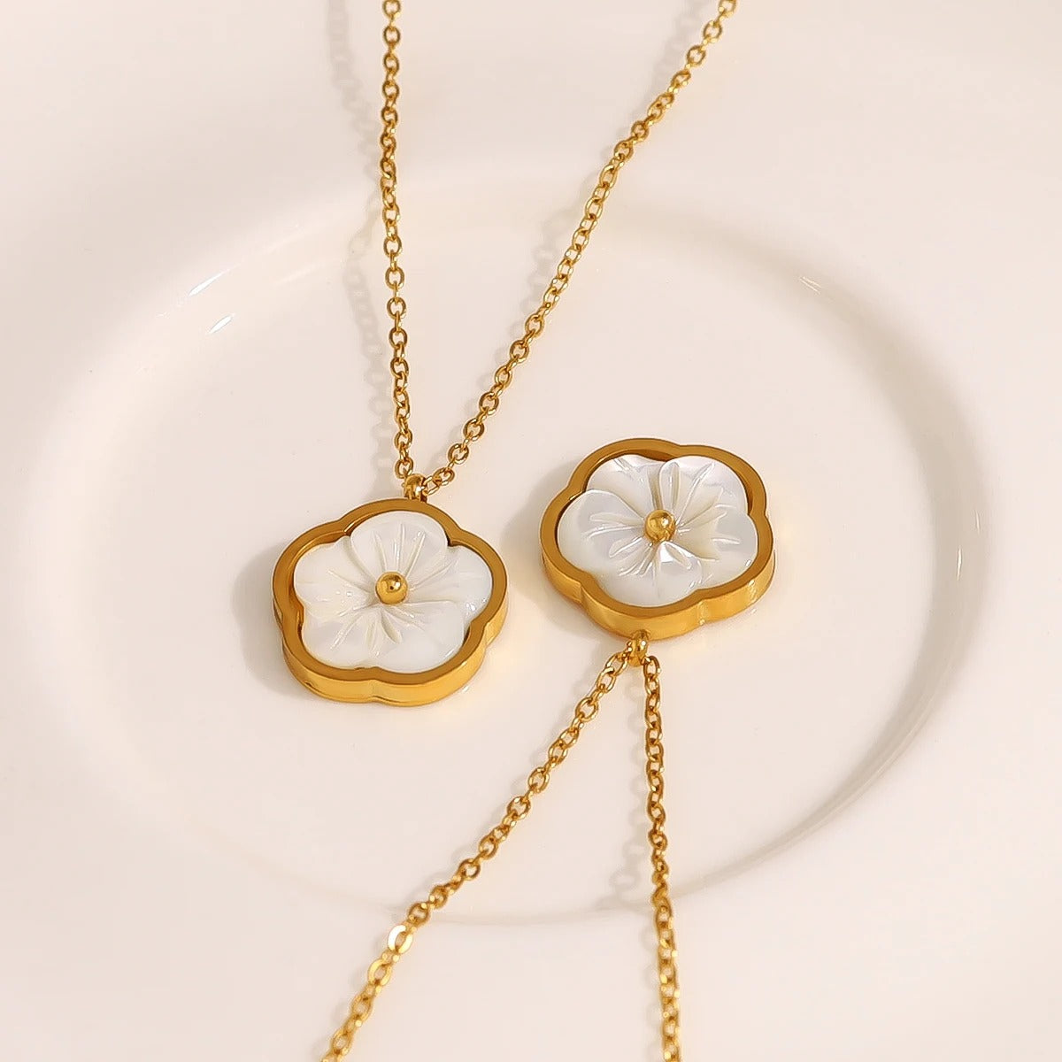WILD & FREE White Shell Flower Stainless Steel Pendant Necklace for Women Exquisite Chic 18K Gold Plated Trendy Jewelry
