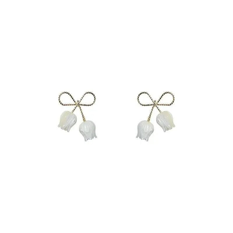 1 pair of Lady Bow Tulip earrings