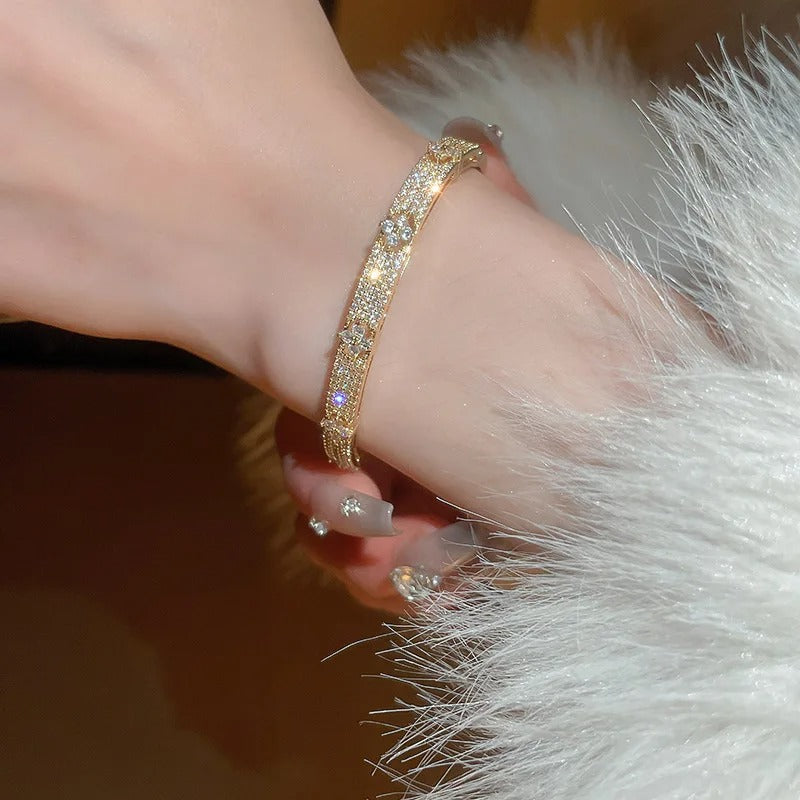 Four Leaf Flower Inlaid Shiny Zircon Bracelet for Women Girls Elegant Delicate Vintage French Jewelry Wedding