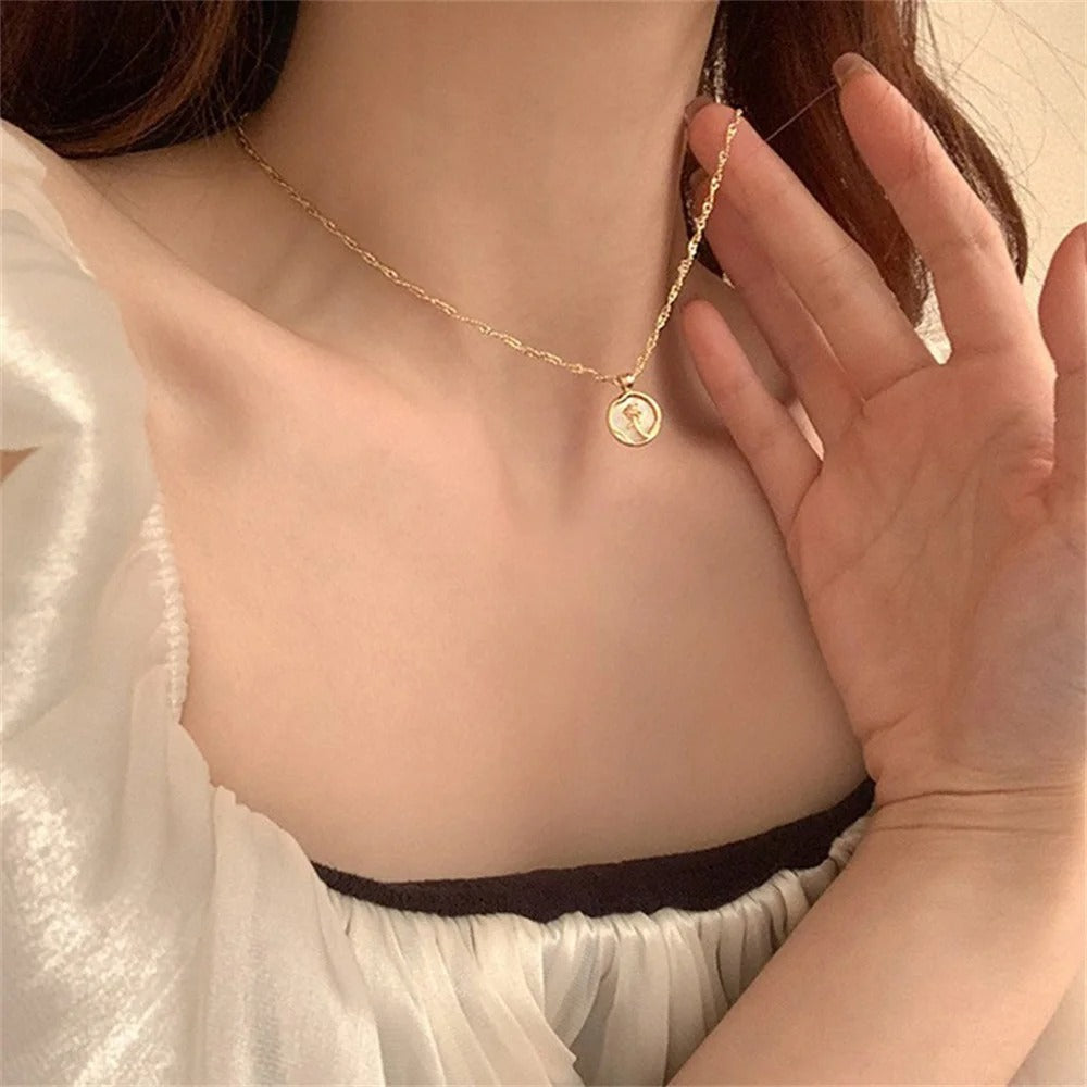 French Retro Gold Color Rose Necklace Fashion Metal Circle Pendant Clavicle Chain Necklace For Women Elegant Jewelry