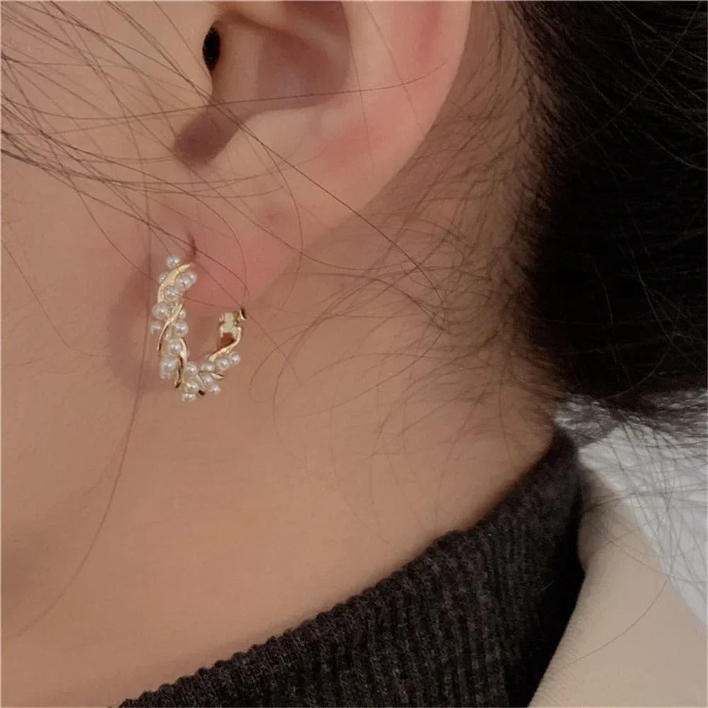 2025 New Fashion Korean Simple Temperament Circle Pearl Small Versatile Hoop Earrings for Women Party Jewelry Gifts