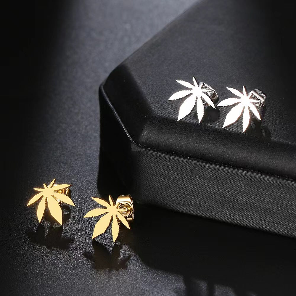 Exquisite Maple Leaf Amulet Fashion Stud Earrings Classic Simple Earrings For Women Jewelry Party Gifts