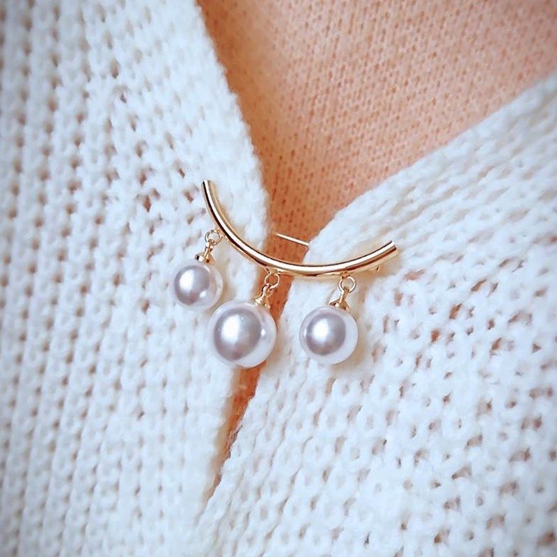 Elegant Pearl Brooch Pin for Women Clothing Accessory