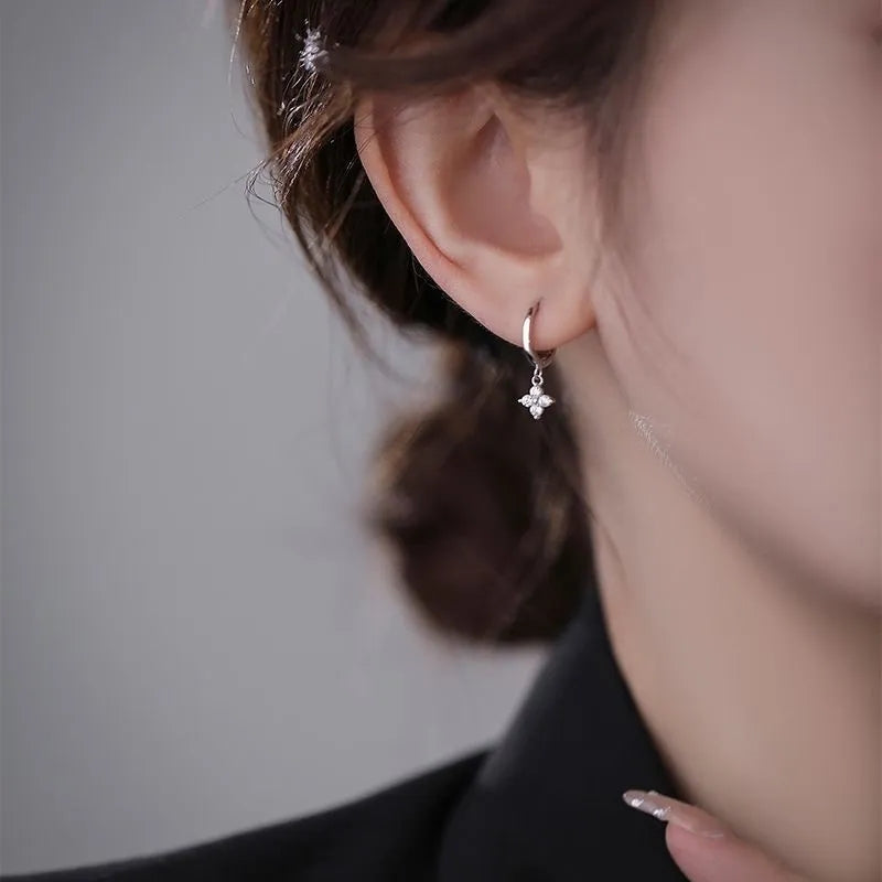 925 Silver Needle Zircon Four Leaf Hoop Earrings for Women Girls Fashion Huggies Party Wedding Jewelry Gift eh190