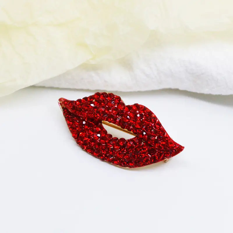 Fashion Women Red Lips Full Rhinestone Luxury Brooches Pins Creative Sexy Crystal Shining Party Wedding Jewelry Accessories Gift