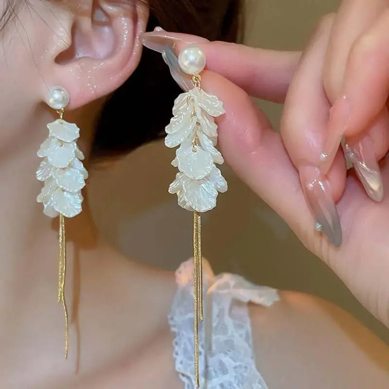 White Petal Flower Drop Earrings for Women Elegant Temperament Simulated Pearl Tassel Earrings Wedding Romantic Jewelry Gifts