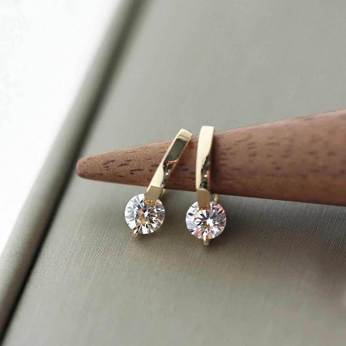 Silver Needle Simple Shiny Zircon Earrings Gold Plating Jewelry Crystal Stud Earrings Women.