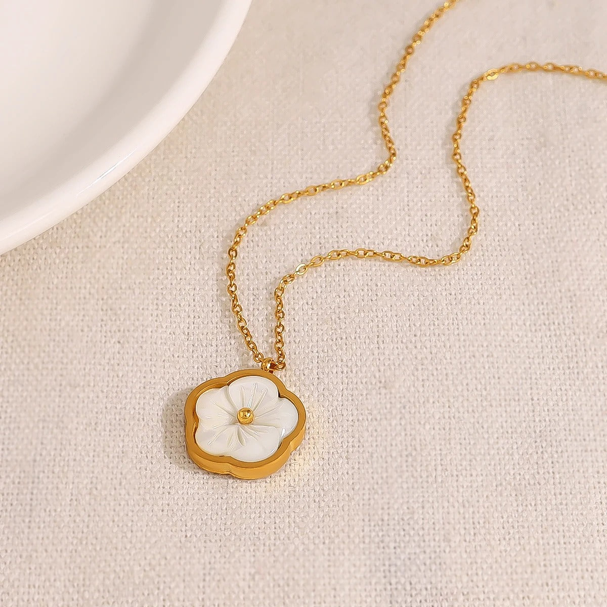 WILD & FREE White Shell Flower Stainless Steel Pendant Necklace for Women Exquisite Chic 18K Gold Plated Trendy Jewelry