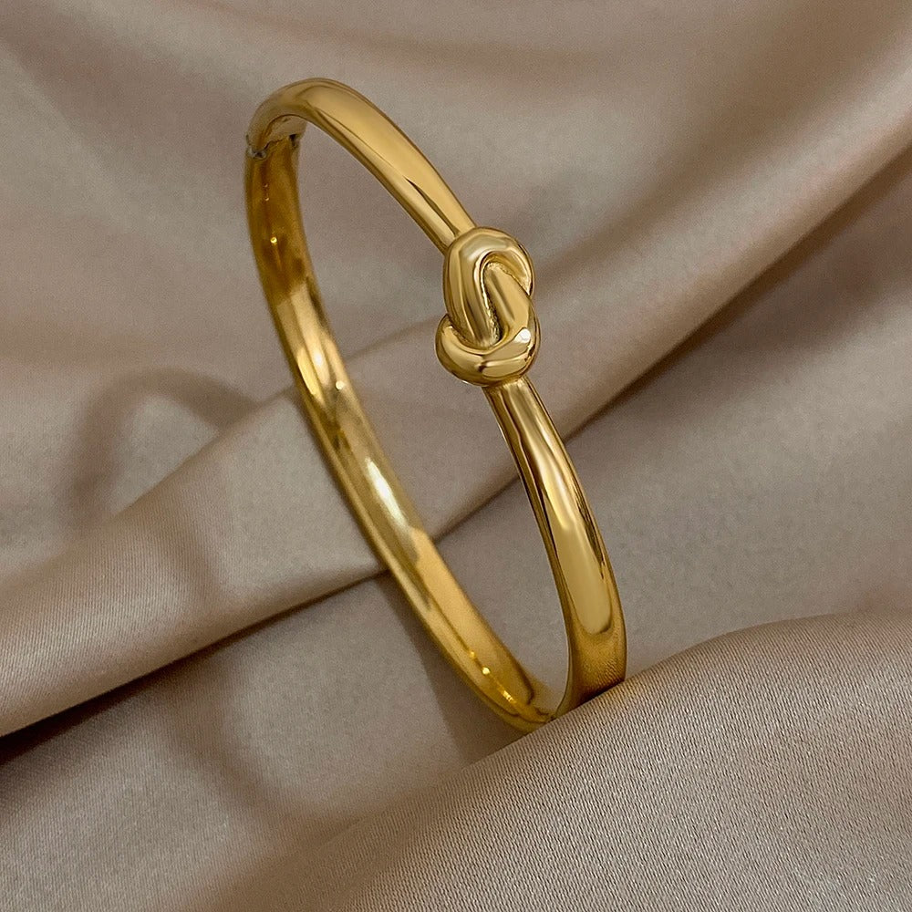 Discover this vintage gold-plated layered pearl bangle bracelet. Wide open cuff style in stainless steel for women and men – perfect party or gift accessory.