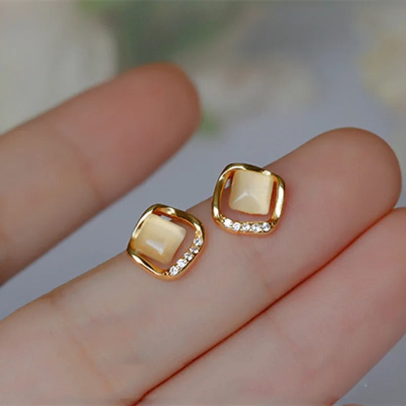 Fashion Small Rhombus Stud Earrings Golden Metal Frame Inlay Rhinestones Imitation Opal Earrings for Women Geometry Jewelry