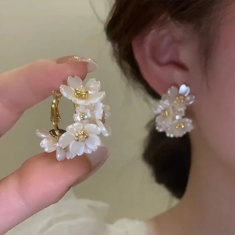 2025 Fashion White Shell Flower Pearl Hoop Earrings for Women Korean Elegant Temperament Zircon Earrings Jewelry