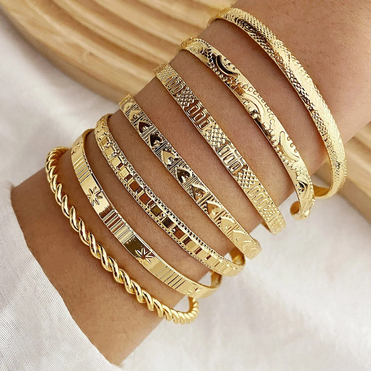 7 Pcs/Set Punk Gold Color Bracelets for Women Streetwear Goth Heart Prints Metal Design Open Bangle Fashion Jewelry Gifts 2025