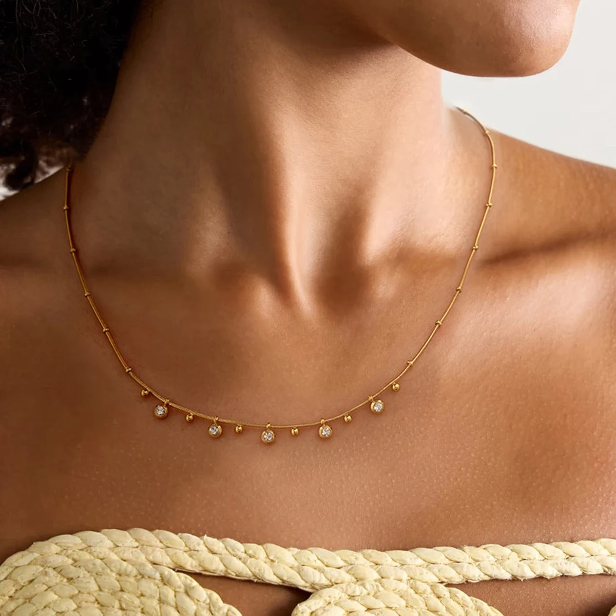 Minimalist Gold Collar Necklace with Round Zircon Pendant for Women