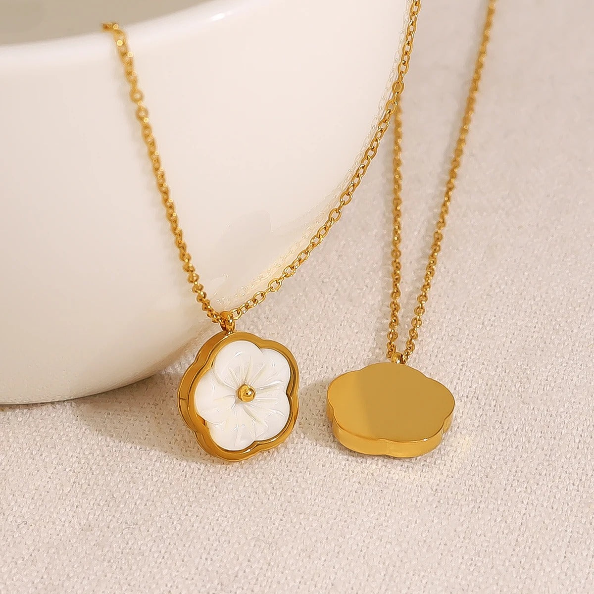 WILD & FREE White Shell Flower Stainless Steel Pendant Necklace for Women Exquisite Chic 18K Gold Plated Trendy Jewelry