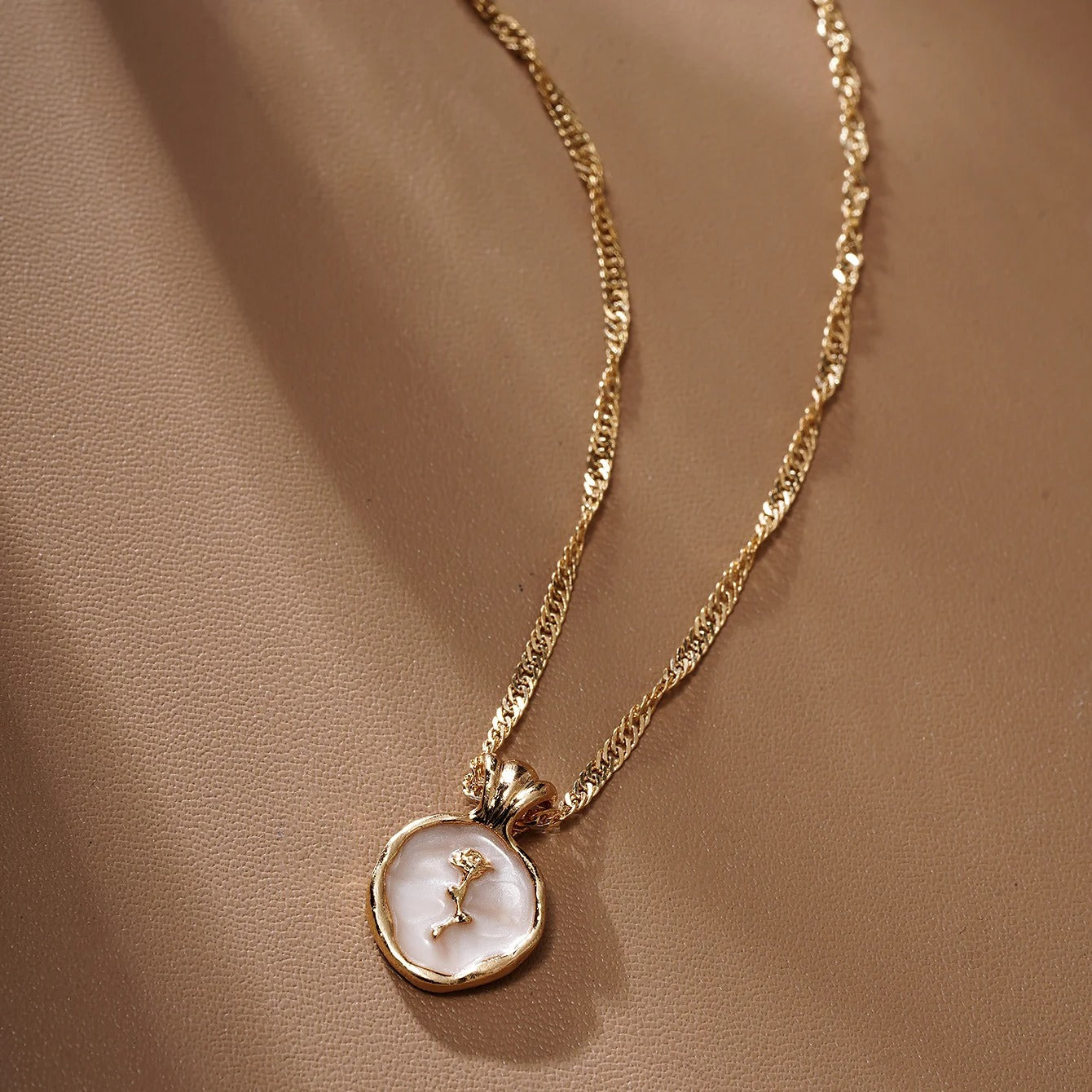 French Retro Gold Color Rose Necklace Fashion Metal Circle Pendant Clavicle Chain Necklace For Women Elegant Jewelry