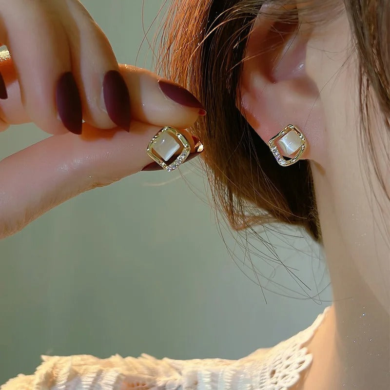 Fashion Small Rhombus Stud Earrings Golden Metal Frame Inlay Rhinestones Imitation Opal Earrings for Women Geometry Jewelry