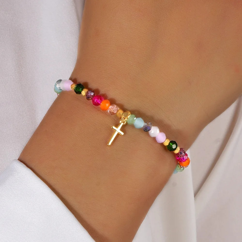 Natural pearl rosary bracelet with Virgin Mary charm and gold stainless steel chain. Elegant spiritual jewelry for women – ideal faith gift.