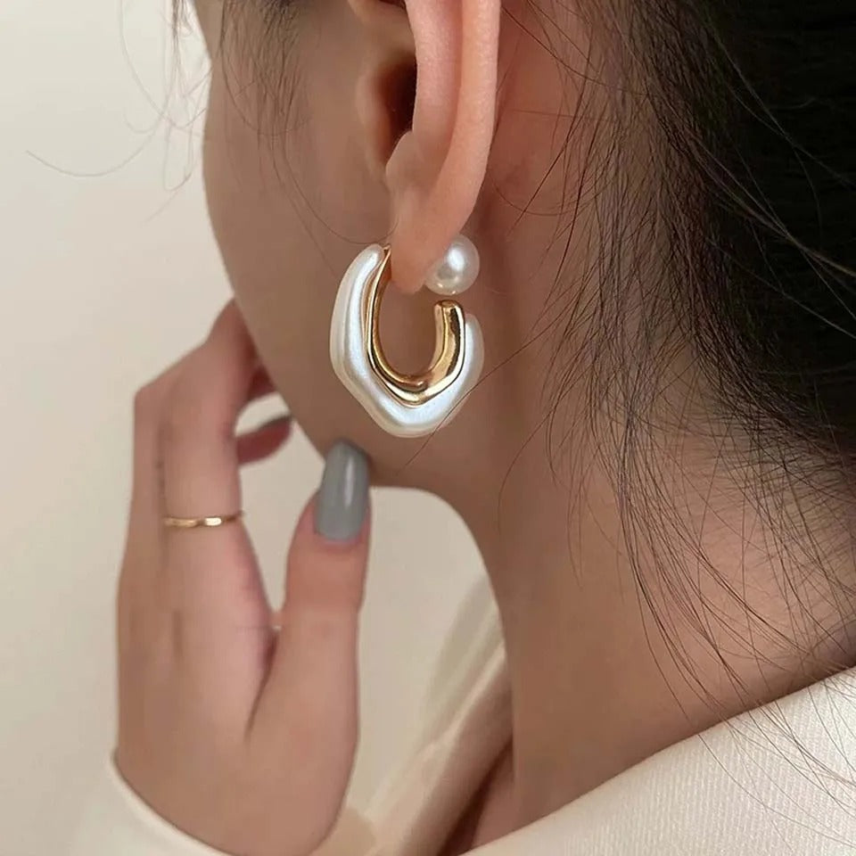 New Design Irregular Metal Pearl Earrings for Women Personalized CC Shape Hoop Earring Korean Fashion Jewelry