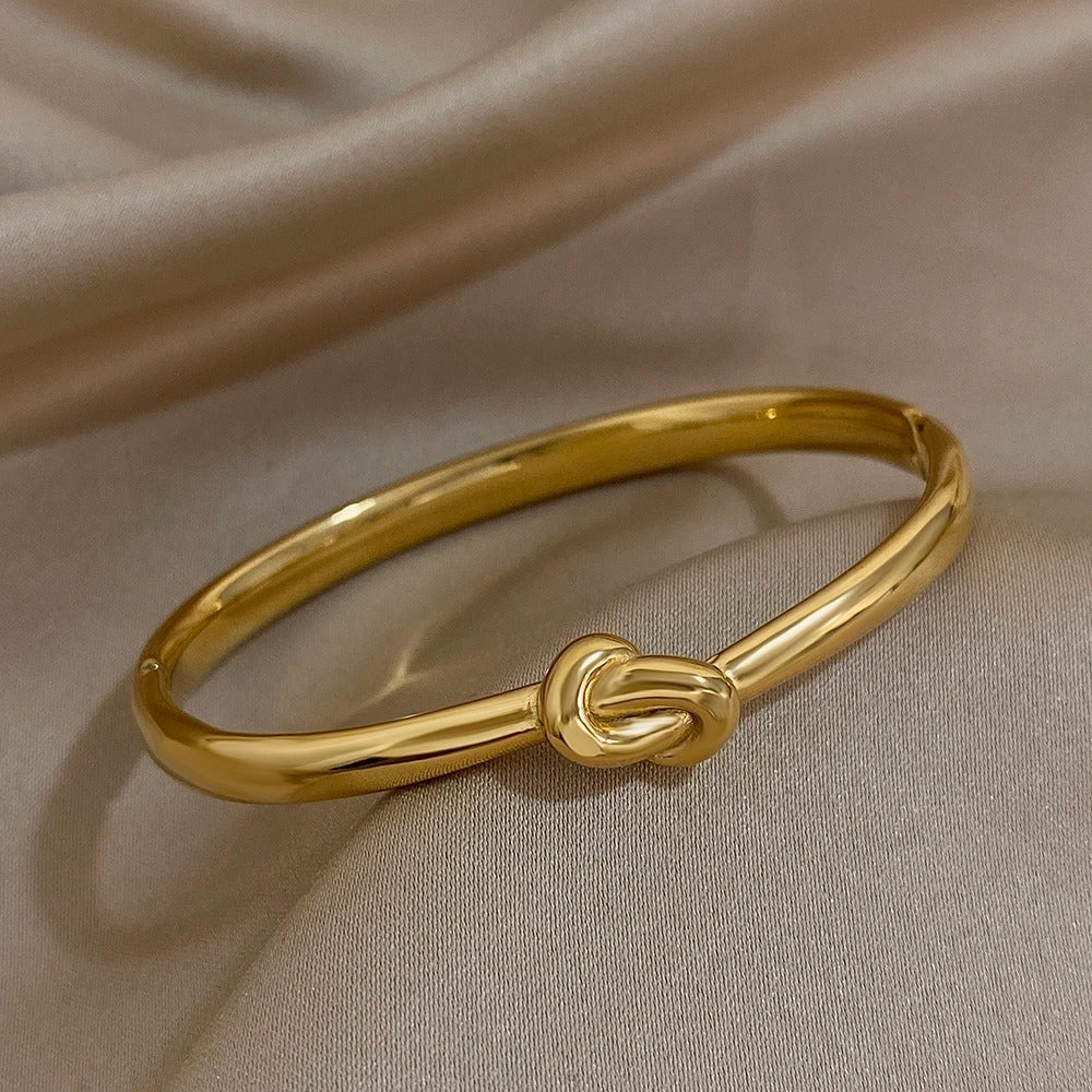 Discover this vintage gold-plated layered pearl bangle bracelet. Wide open cuff style in stainless steel for women and men – perfect party or gift accessory.