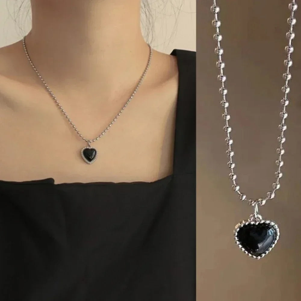 2025 New Korean Black Heart Pendant Necklace French Metal Clavicle Chain Simple Chokers for Women