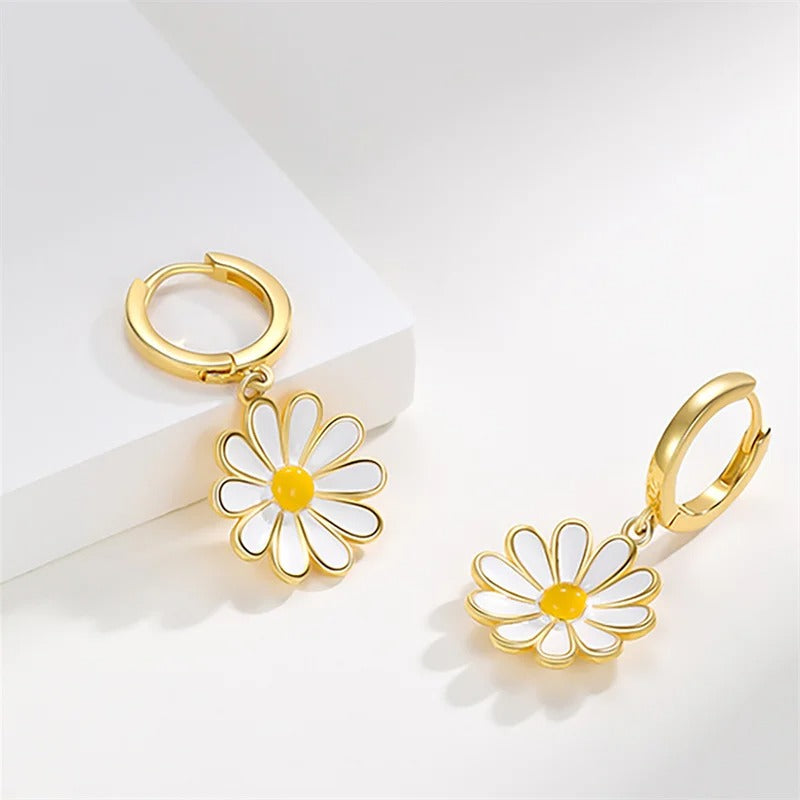 Vintage Daisy Flower Ear Buckle Hoop Earrings for Women Girl Delicate Enamel Sunflower Pendant Circle Earrings Summer Jewelry