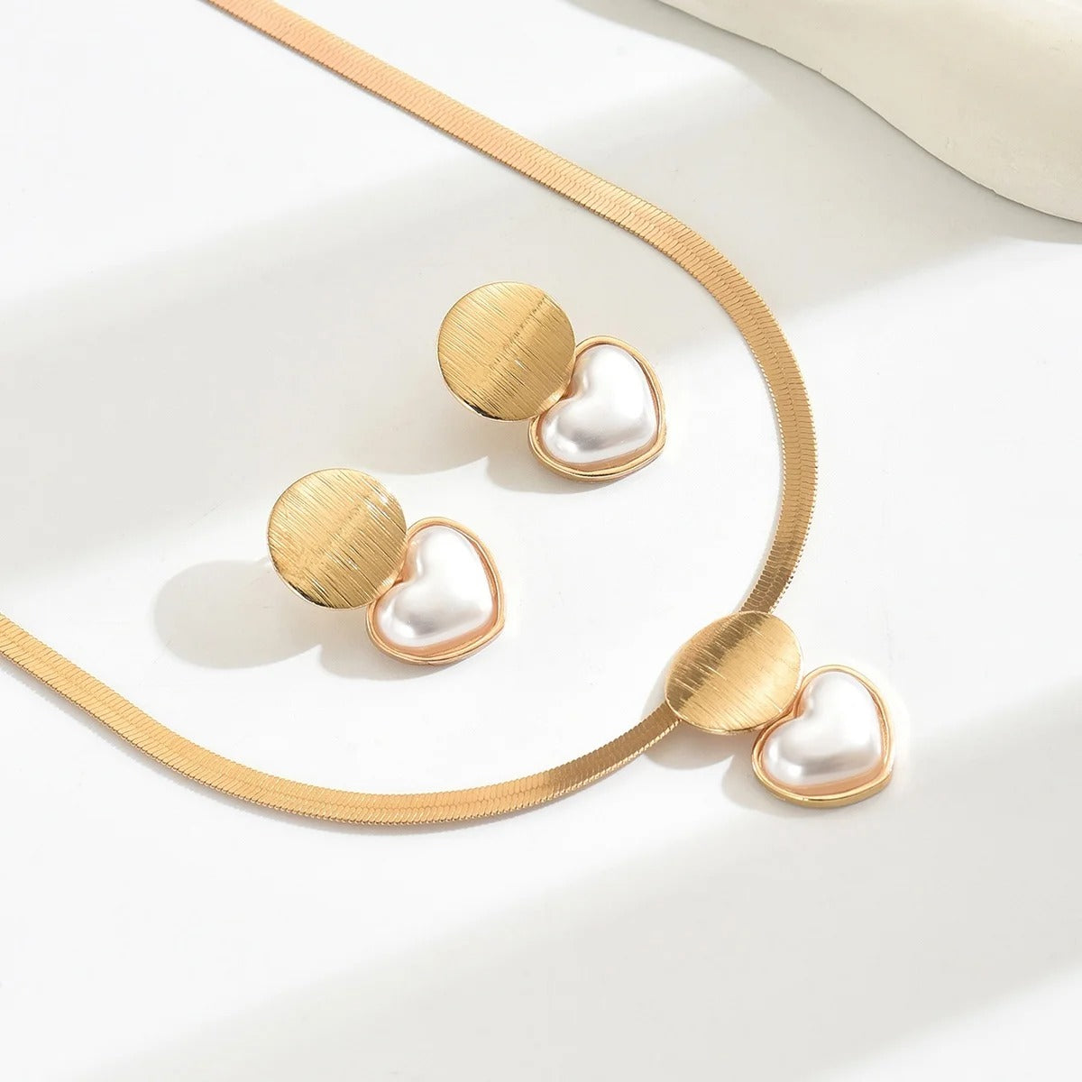 3PCS Elegant Golden Jewelry Set - Chic Necklace & Matching Earrings with Heart & Geometric Pendants, Ideal for Daily Wear