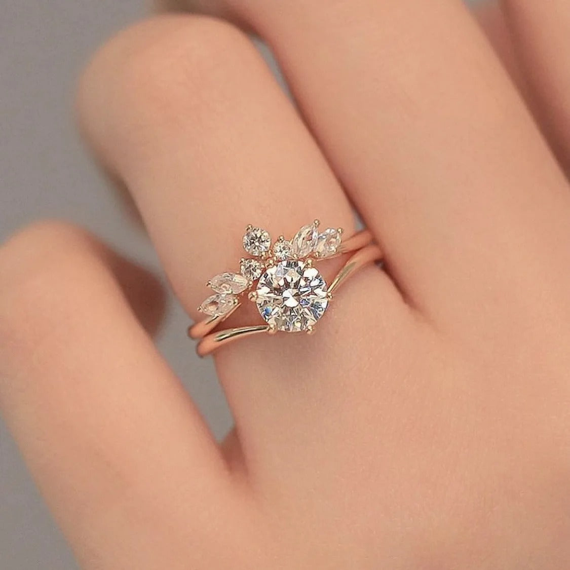 Gorgeous Flower Round Geometry Silver Color Rings for Women Hollow Fashion Metal Inlaid White Stones Ring Jewelry