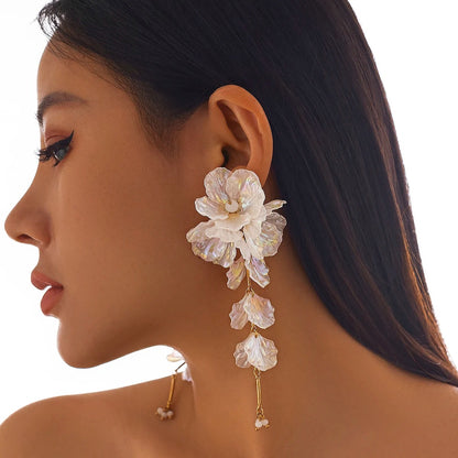 Elegant White Petal Flower Drop Earrings Women Kpop Hanging Piercing Earring Aesthetic Wed Bridal Jewelry Accessories