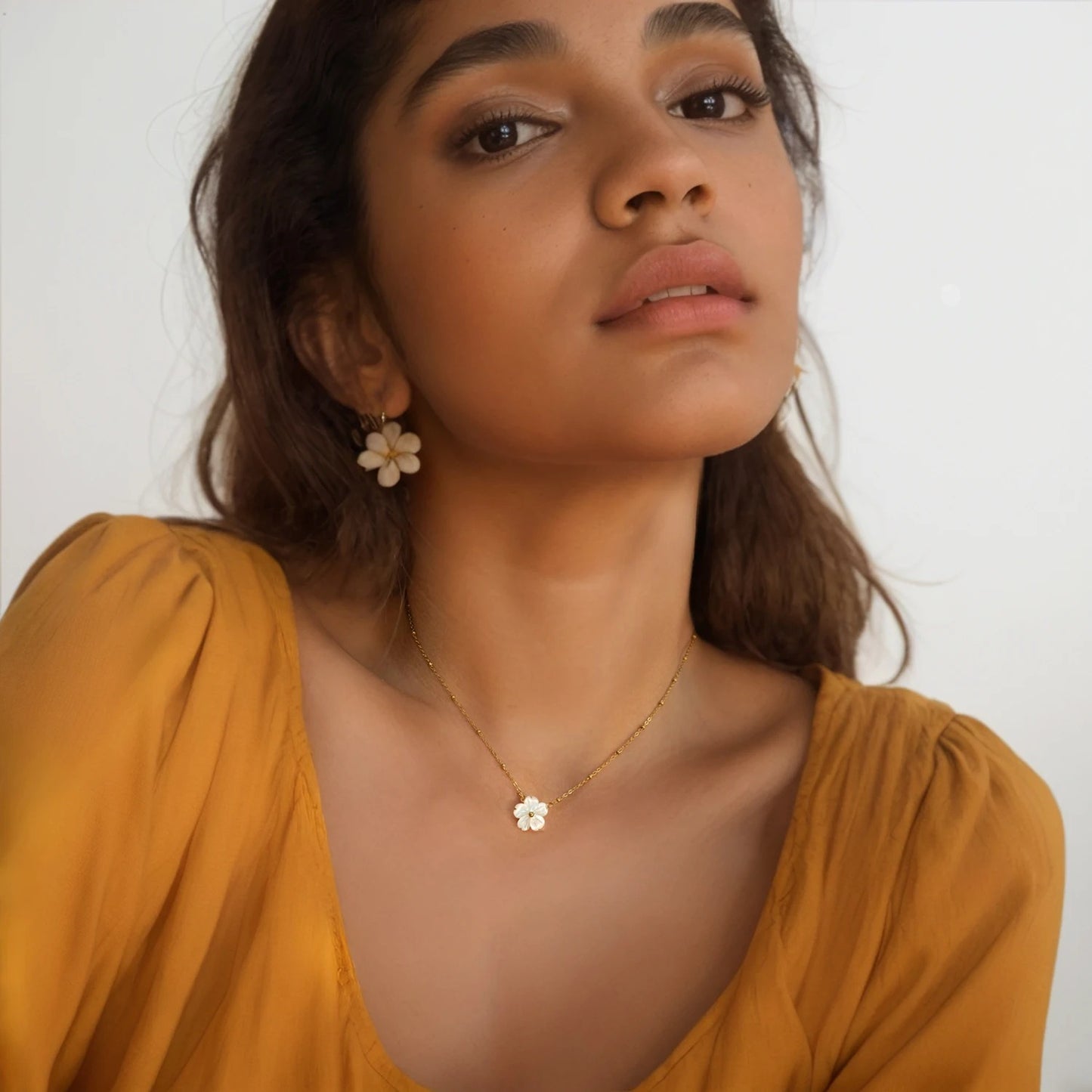 Fashion White Shell Sakura Pendant Necklace Vintage Stainless Steel Metal 2025 Exquisite Charm Flower Jewelry Gift