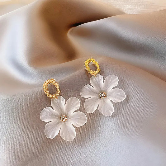 White Flower Dangle Earrings for Women Acrylic Big Floral Metal Circle Drop Earrings Fashion Cute Girl Party Jewelry Gift