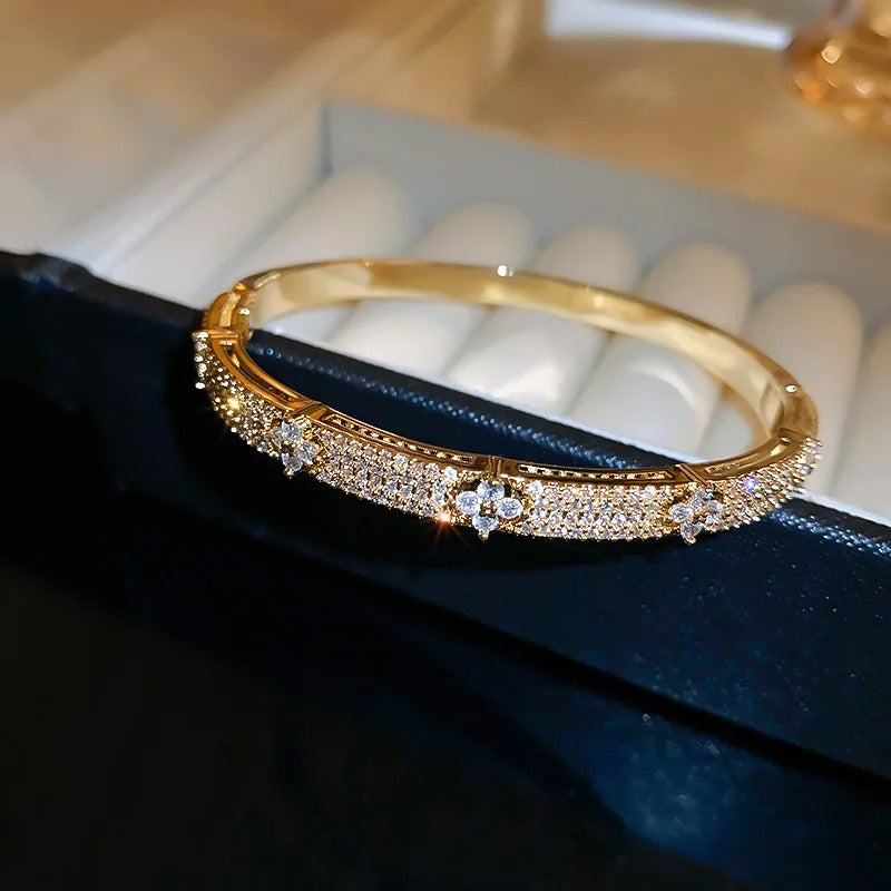 Four Leaf Flower Inlaid Shiny Zircon Bracelet for Women Girls Elegant Delicate Vintage French Jewelry Wedding