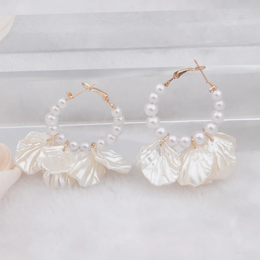 Trendy New Shell Flower Dangle Earrings for Women Imitation Pearl Beads Korean Fashion Elegant Wedding Ear Jewelry 2025