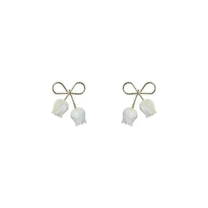 1 pair of Lady Bow Tulip earrings