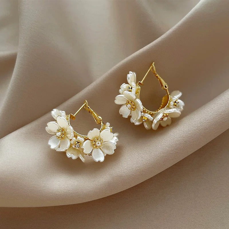 2025 Fashion White Shell Flower Pearl Hoop Earrings for Women Korean Elegant Temperament Zircon Earrings Jewelry