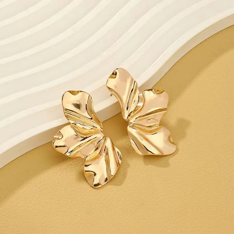 Retro Golden Metal Leaf Drop Earrings for Women Three Petal Petals Flowers Dangle Earrings Wedding Party Simple Trendy Jewelry