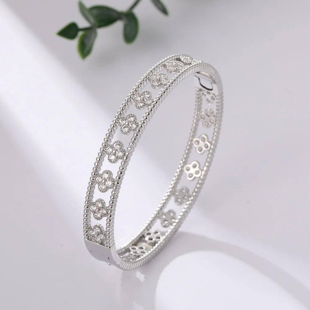high quality Trendy fashion gold plated brass jewelry four clover leaf shape skeleton court style bangle bracelet for woman