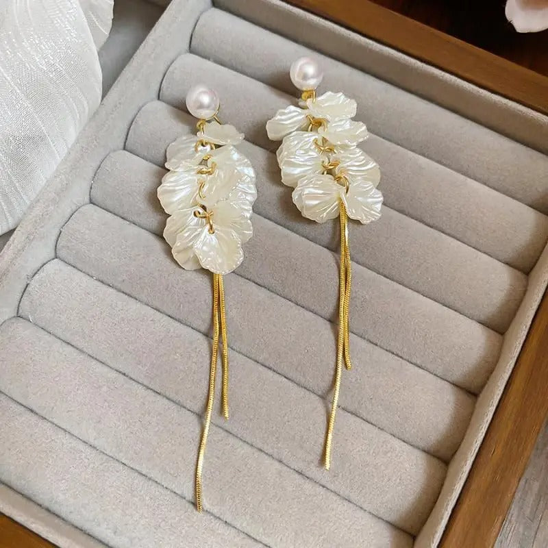 White Petal Flower Drop Earrings for Women Elegant Temperament Simulated Pearl Tassel Earrings Wedding Romantic Jewelry Gifts