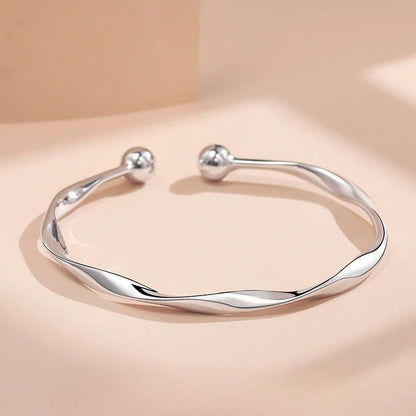 Luxury Silver Flower Bracelet Women’s Fashion Accessory